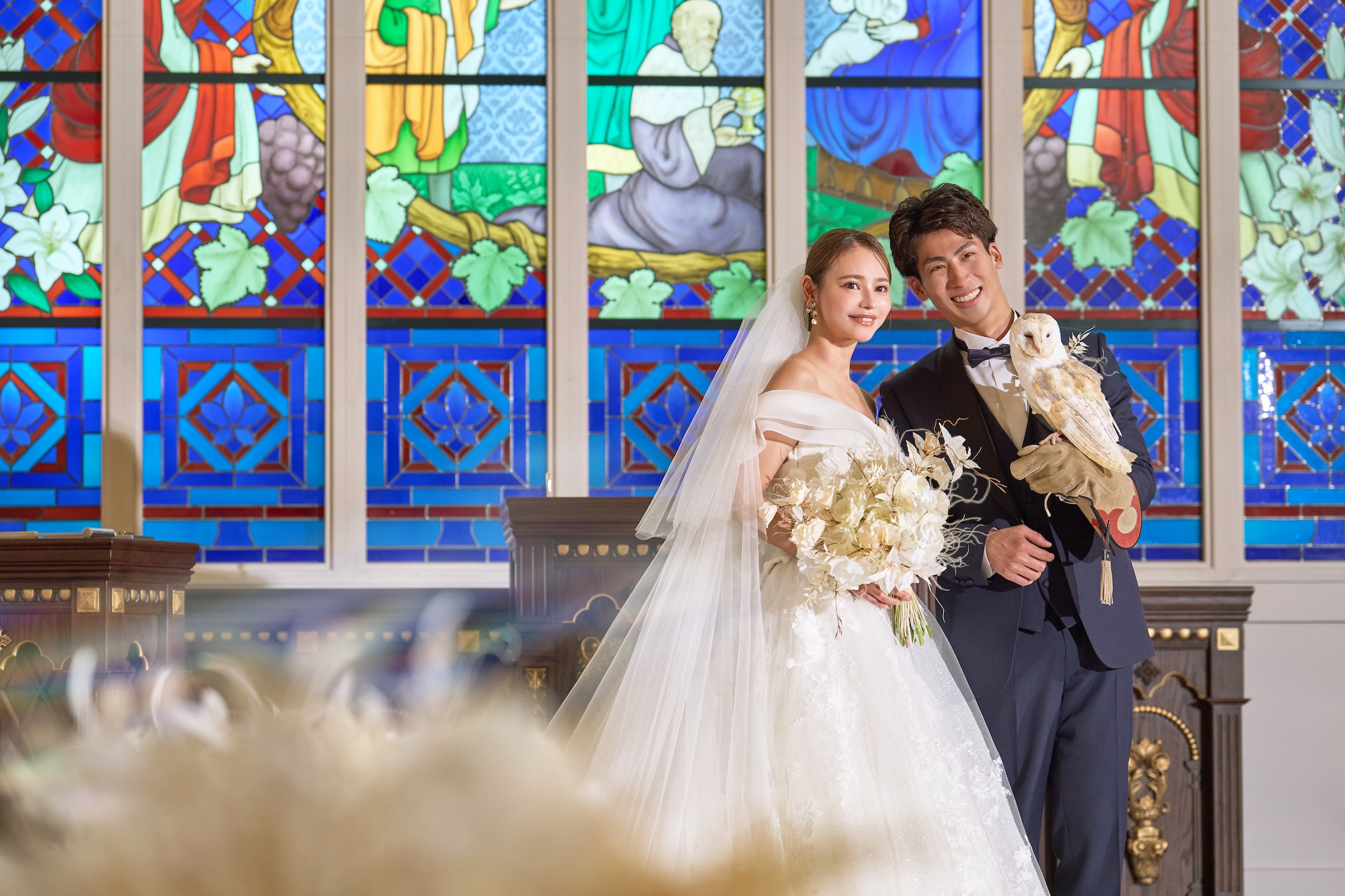 新郎新婦とフクロウの記念撮影イメージ